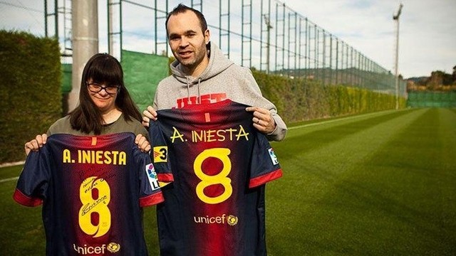 Jovem com síndrome de down desenha números das camisas do Barcelona