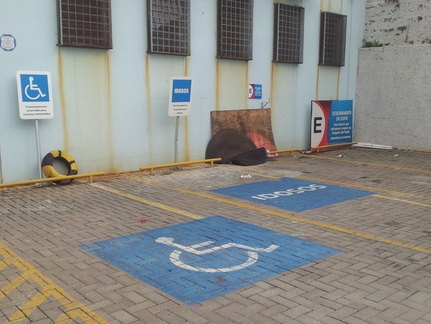 estacionamento-especial-para-deficientes
