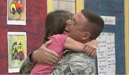 John e a filha Jessica (Foto: Reprodução/YouTube/Military Surprises)